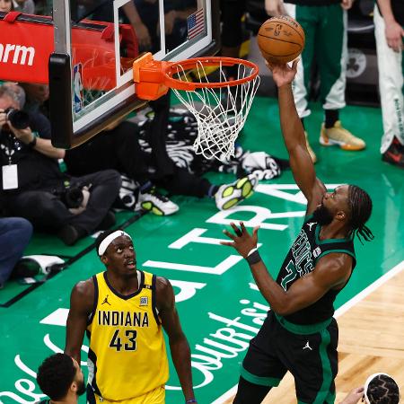 Jaylen Brown em ação pelo Boston Celtics contra o Indiana Pacers