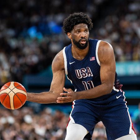 Joel Embiid em ação durante o jogo dos EUA contra o Brasil, pelas quartas do basquete das Olimpíadas de Paris-2024