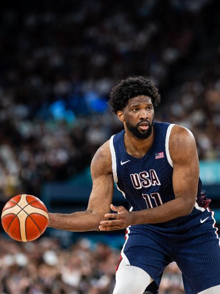 Joel Embiid em ação durante o jogo dos EUA contra o Brasil, pelas quartas do basquete das Olimpíadas de Paris-2024