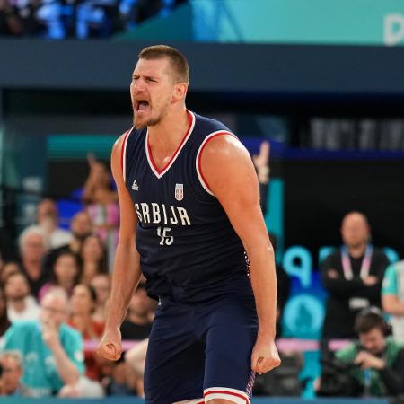 Nikola Jokic, da Sérvia, em jogo contra a Alemanha pelo bronze no basquete nas Olimpíadas de Paris