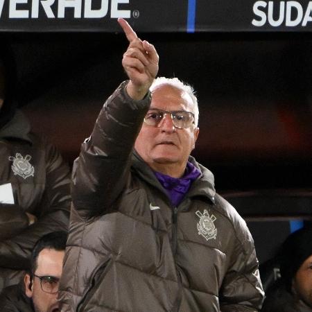 Dorival Júnior, técnico do Corinthians, durante jogo contra o Huracán Dorival Júnior, técnico do Corinthians, durante jogo contra o Huracán