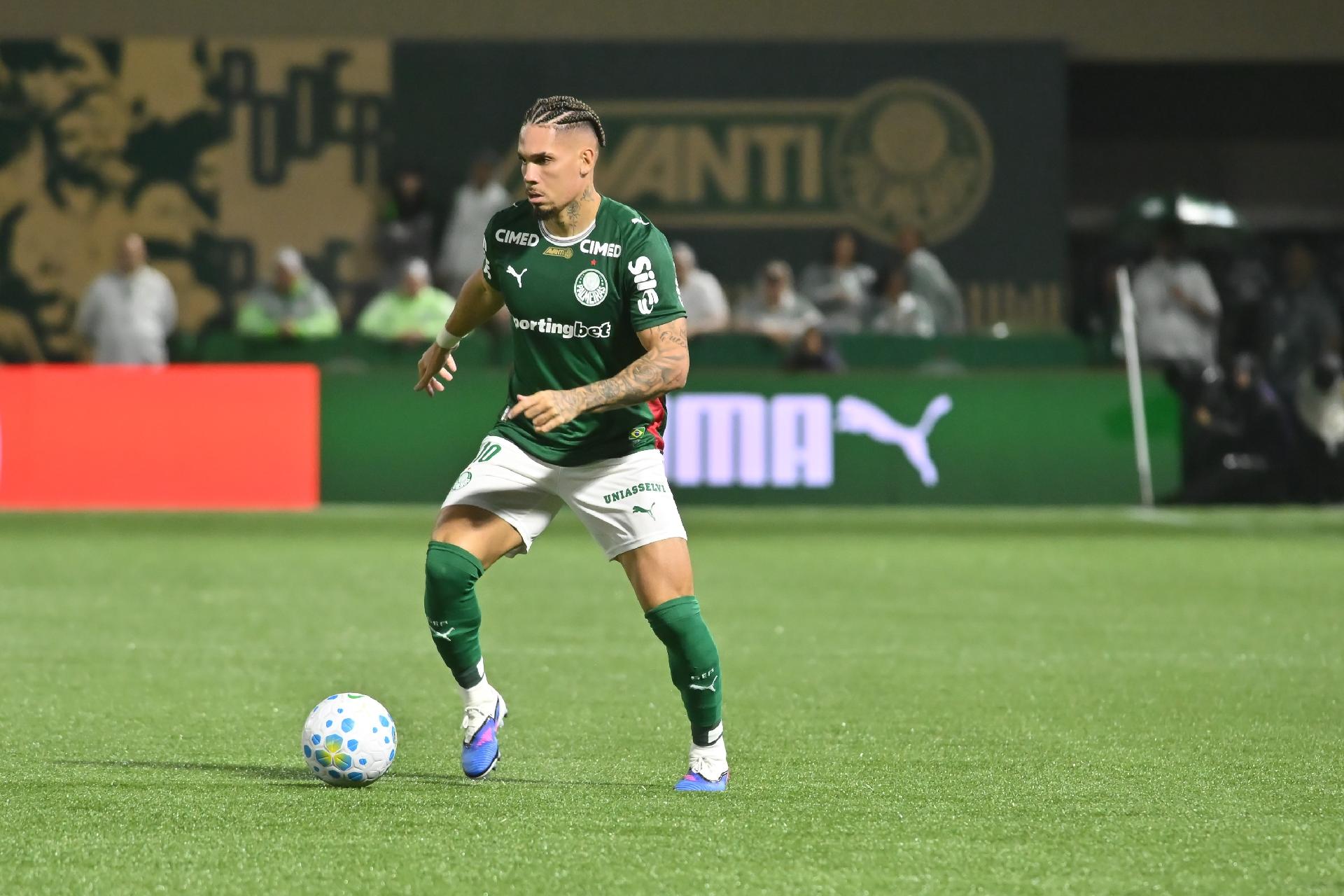 Paulinho conduz a bola na partida entre Palmeiras e Cruzeiro pelo Campeonato Brasileiro 2026 - undefined
