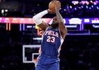 LeBron fica perto de triplo-duplo, e 76ers batem campeões Knicks na abertura da NBA