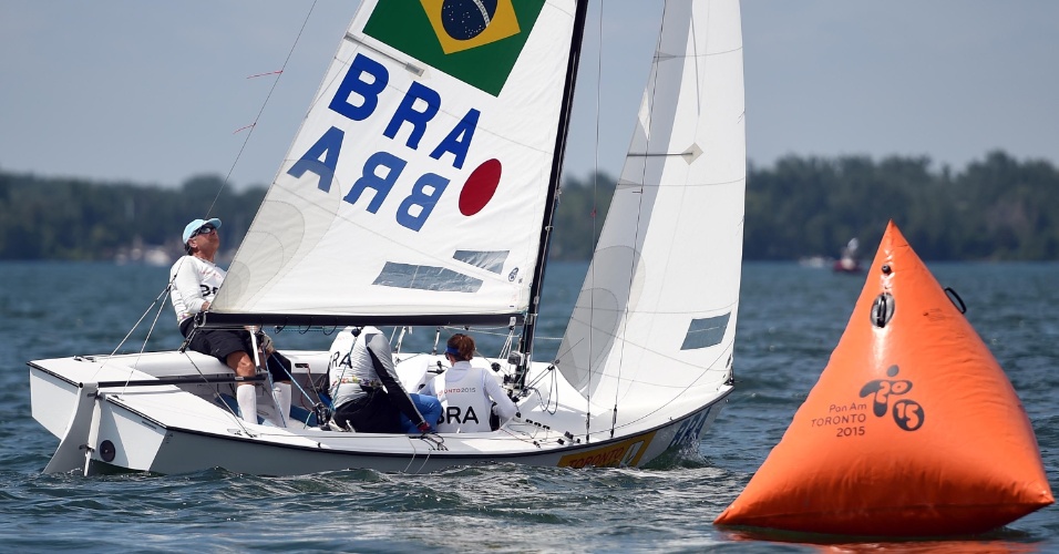 Equipe brasileira durante a regata da categoria Lightning da vela. Trio conquistou a medalha de bronze