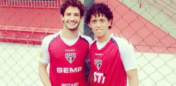 Robertinho (à direita) chegou a participar de treinos nos profissionais do São Paulo - Arquivo pessoal