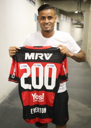 Everton posa com a camisa de número 200. Meia comemorou a marca no Rubro-negro - Gilvan de Souza/ Flamengo - Gilvan de Souza/ Flamengo