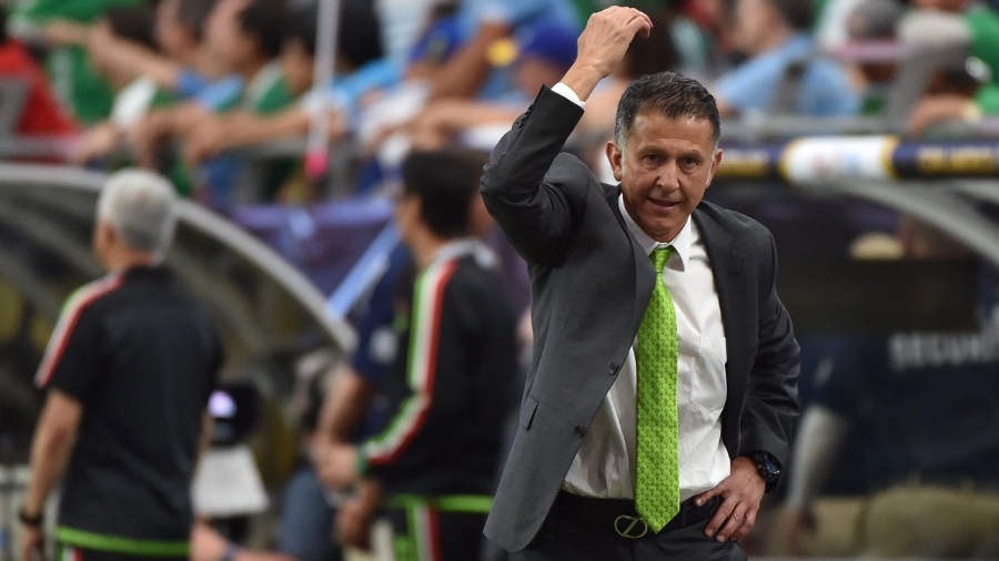 O técnico Juan Carlos Osorio durante partida com a seleção do México - Nelson Almeida/AFP