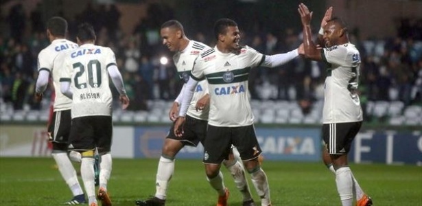 Yan Sasse e os demais jogadores celebram gol contra o CRB: 100% no Couto - Comunicação CFC