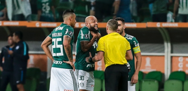 Felipe Melo reclama com o árbitro após ser expulso contra o Cerro - Ale Cabral/AGIF