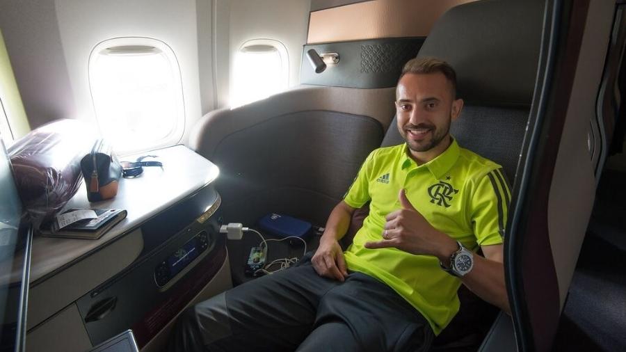 Já sem a bota, Everton Ribeiro relaxa durante voo do Flamengo para Doha, no Qatar - Alexandre Vidal / Flamengo