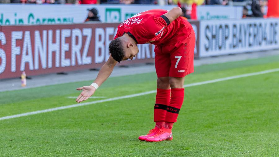 Paulinho comemora gol pelo Bayer Leverkusen contra o Eintracht Frankfurt  - Mario Hommes/DeFodi Images via Getty Images