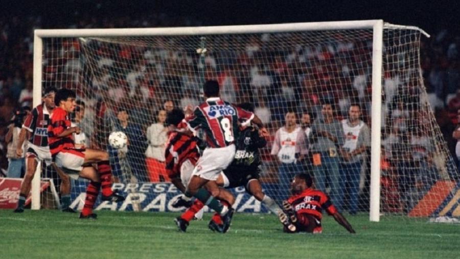 Ailton chuta para "marcar" gol de barriga de Renato Gaúcho np título carioca de 1995 do Fluminense - Acervo Flu Memória