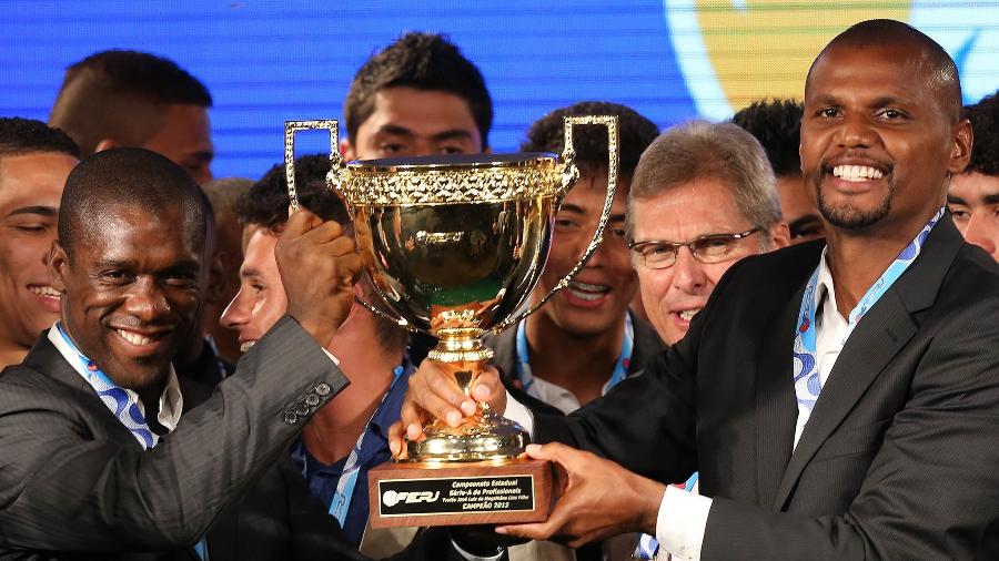 Seedorf e Jefferson recebem a taça do Campeonato Carioca de 2013 em evento de premiação - Satiro Sodre/AGIF