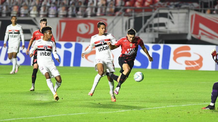 Diego Costa disputa lance com Léo Cittadini, na partida entre São Paulo e Athletico - Divulgação/Athletico