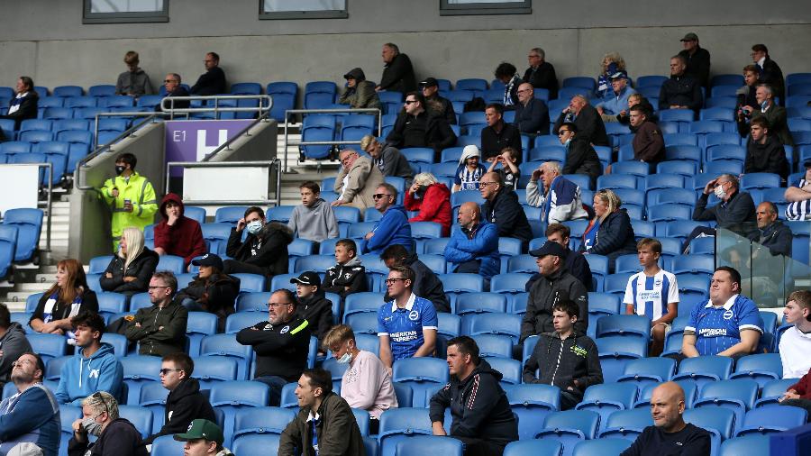 Amistoso entre Chelsea e Brighton na Inglaterra tem torcedores com distanciamento social  - Steve Bardens/Getty Images