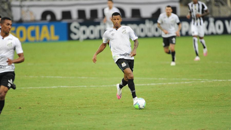 Arthur Gomes conduz a bola na partida entre Santos e Ceará - Samuel Andrade/Santos FC
