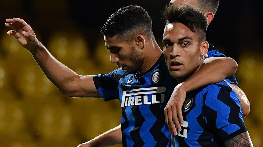 Lautaro Martínez comemora com Hakimi gol marcado pela Inter de Milão contra o Benevento - Tiziana FABI / AFP