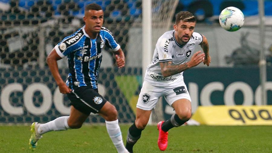 Victor Luis, do Botafogo, em disputa no jogo contra o Grêmio - Vitor Silva/Botafogo