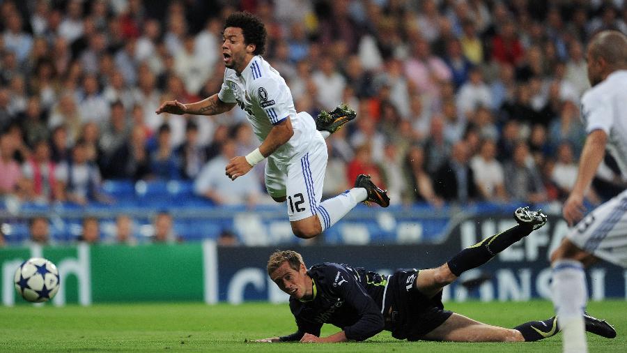 Marcelo e Peter Crouch, durante Real Madrid x Tottenham, pela Champions League 2010-11 - Jasper Juinen/Getty Images