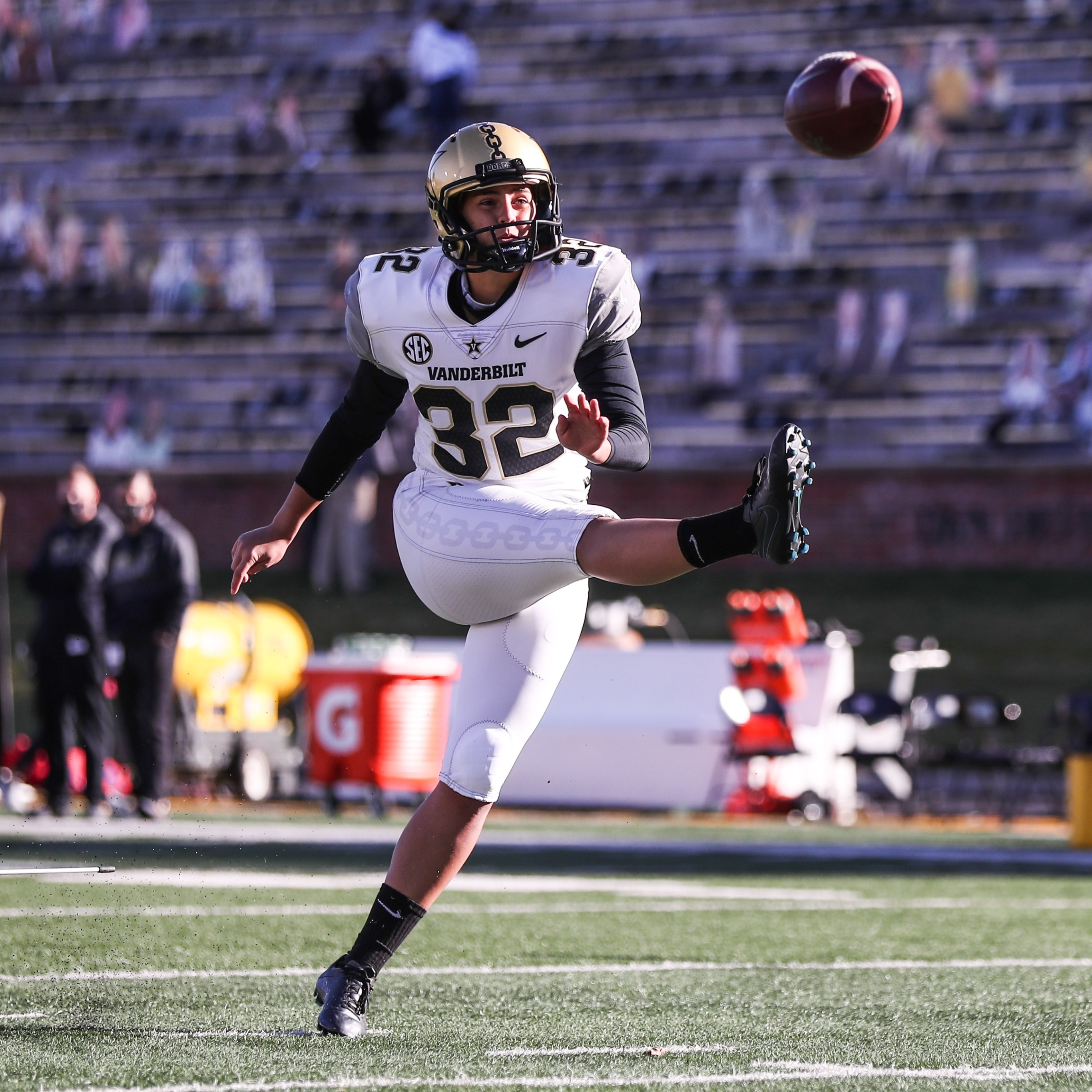 NFL Brasil on X: JOGUE COMO UMA GAROTA! 💪♀️ Sarah Fuller, goleira do time  feminino de futebol da universidade de Vanderbilt, vestirá o uniforme do  time de Futebol Americano e será a