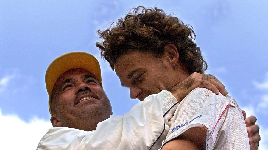 Guga é abraçado pelo técnico Larri Passos após a conquista no Torneio de Roland Garros, em 2001