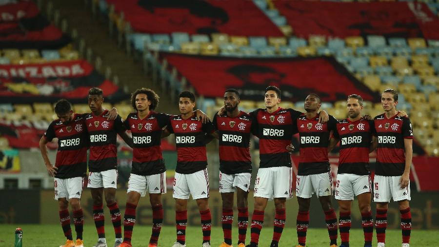 Jogadores do Flamengo acompanham a decisão por pênaltis contra o Racing na Libertadores - Antonio Lacerda/Pool/AFP