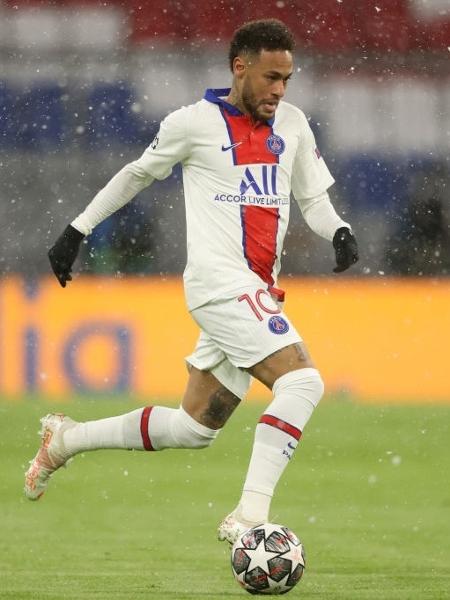 Neymar arranca com a bola dominada em jogo entre PSG e Bayern de Munique pela Liga dos Campeões - Alexander Hassenstein/Getty Images