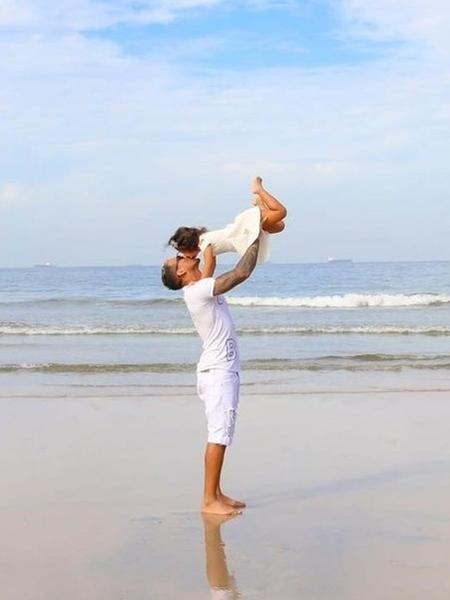 Charles Oliveira e a filha Tayla - Reprodução/Glamour foto e art