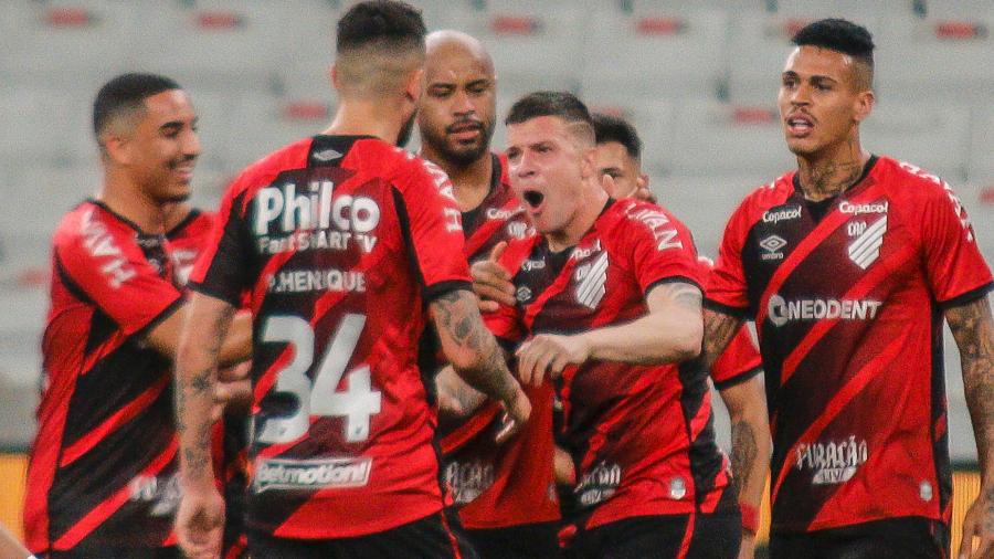 Renato Kayzer celebra gol do Athletico sobre o Santos nas quartas de final da Copa do Brasil 2021 - Gabriel Machado/AGIF