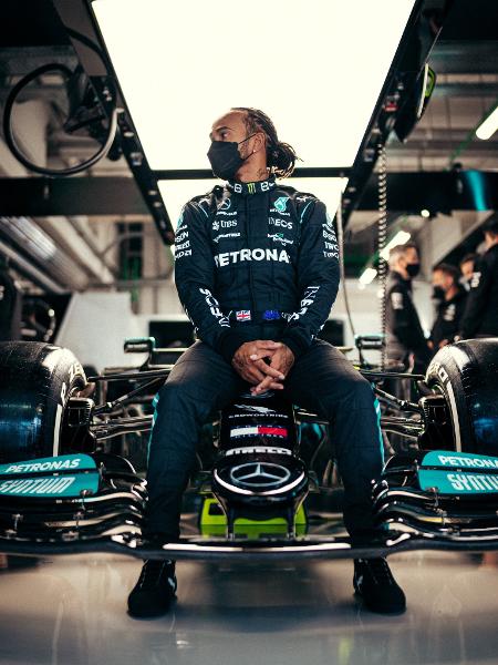 Lewis Hamilton, nos boxes da Mercedes, durante o fim de semana do GP da Rússia, em Sochi - Mercedes