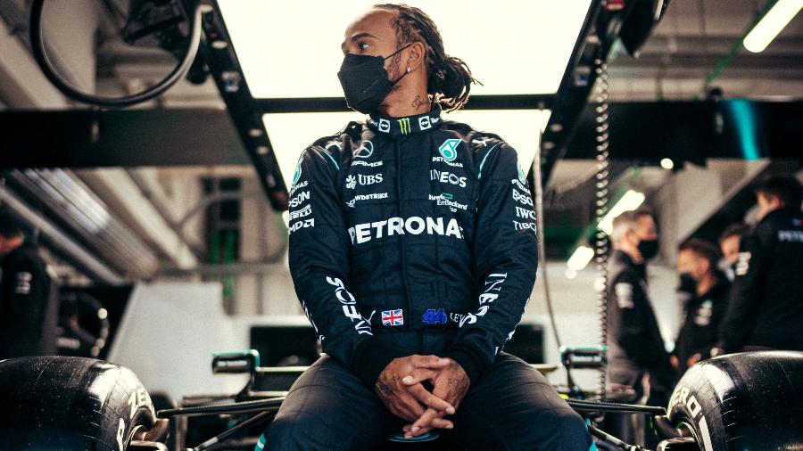 Lewis Hamilton senta em seu carro dentro dos boxes da Mercedes; piloto negou estar brigado com a equipe - Mercedes
