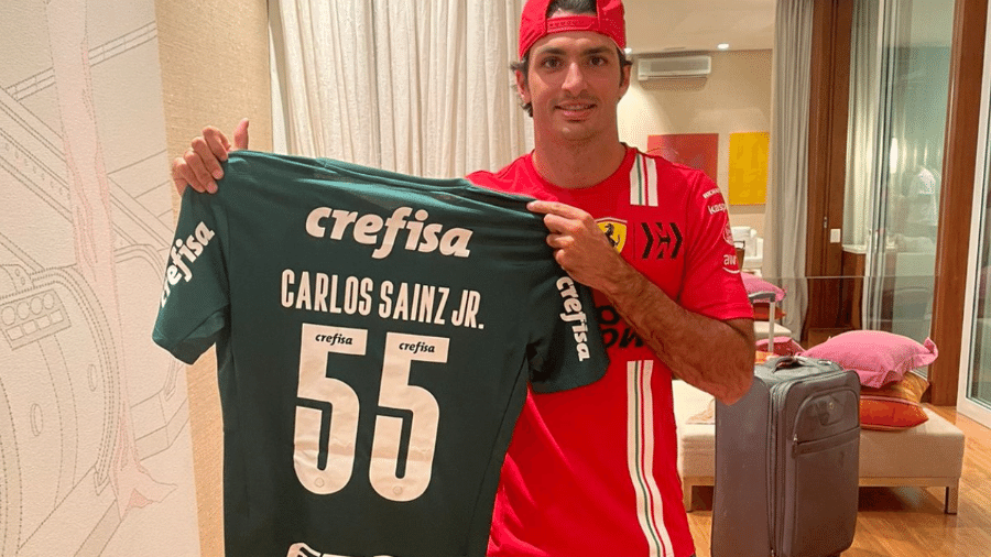 Carlos Sainz Jr. ganha camisa do Palmeiras após Grande Prêmio de São Paulo - Instagram