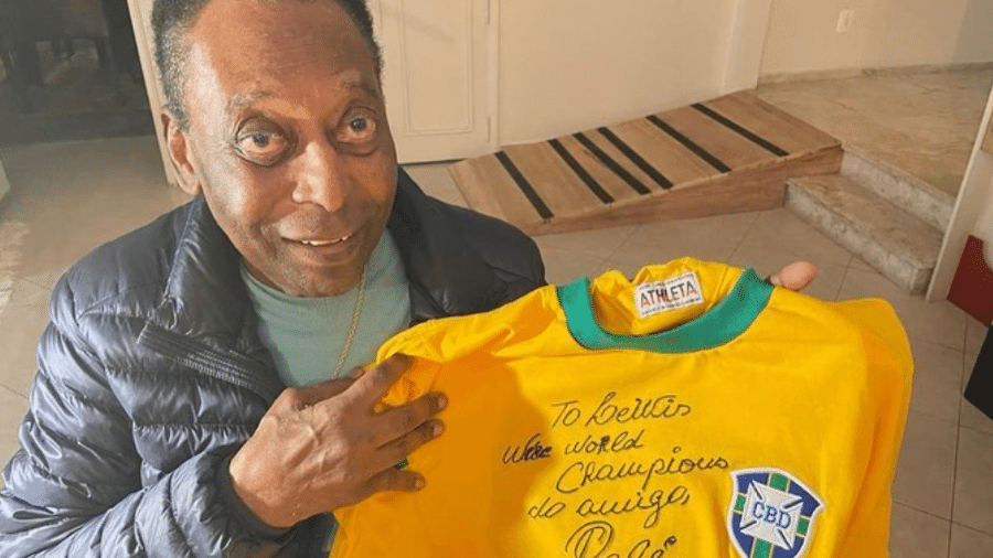 Pelé presenteia Hamilton com camisa autografada: "Atuação maravilhosa" - Instagram