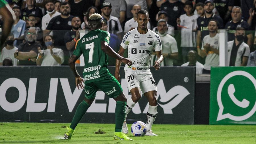 Lucas Braga tenta jogada individual no duelo do Santos contra o Cuiabá - Guilherme Drovas/AGIF