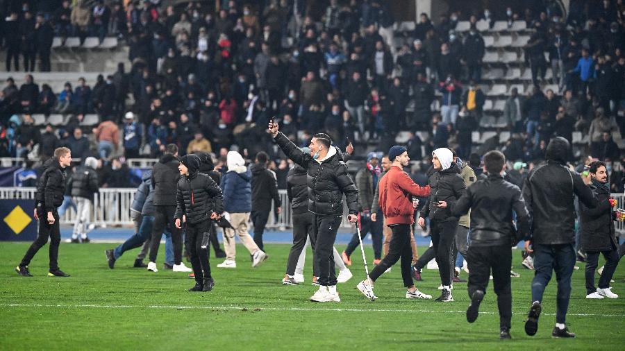 Torcedores do Lyon invadem o campo em partida da Copa da França - BERTRAND GUAY / AFP