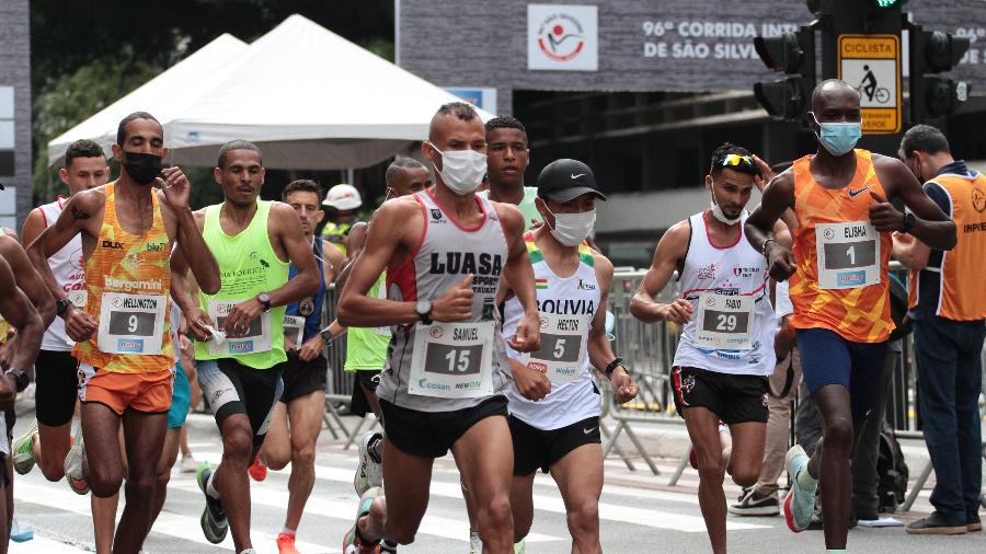 Corredores da elite da São Silvestre de 2021 largam de máscara - PETER LEONE/O FOTOGRÁFICO/ESTADÃO CONTEÚDO