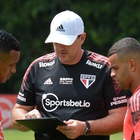 Rogério Ceni orienta jogadores do São Paulo no CT da Barra Funda - Erico Leonan/saopaulofc.net
