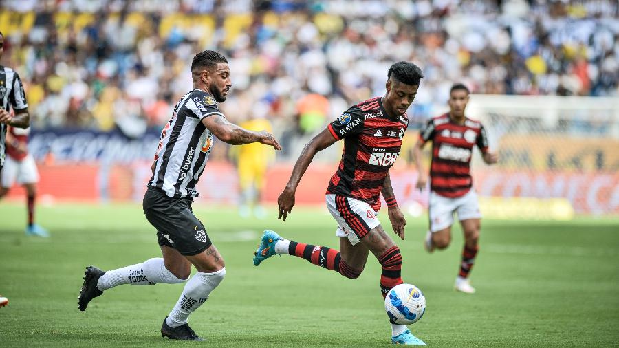 Bruno Henrique disputa lance durante a Supercopa contra o Atlético-MG - NAYRA HALM/FOTOARENA/ESTADÃO CONTEÚDO