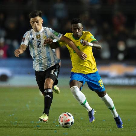 Lisandro Martínez e Vini Jr dividem durante Argentina 0 x 0 Brasil em novembro de 2021