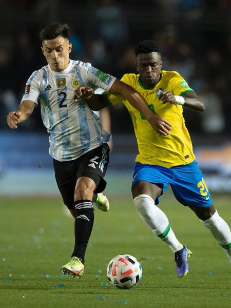 Lisandro Martínez e Vini Jr dividem durante Argentina 0 x 0 Brasil em novembro de 2021