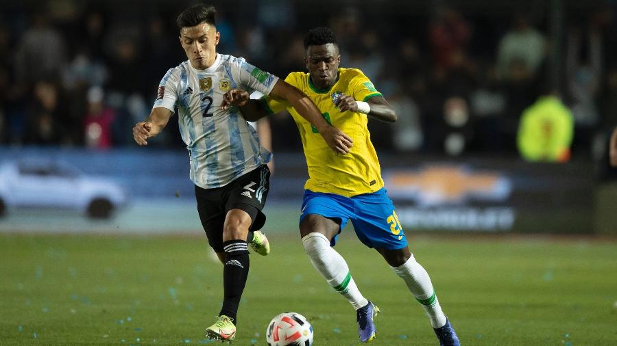 Lisandro Martínez e Vini Jr. durante Argentina x Brasil, em 2021; seleções são favoritas para a Copa de 2022, segundo a XP - Lucas Figueiredo/CBF