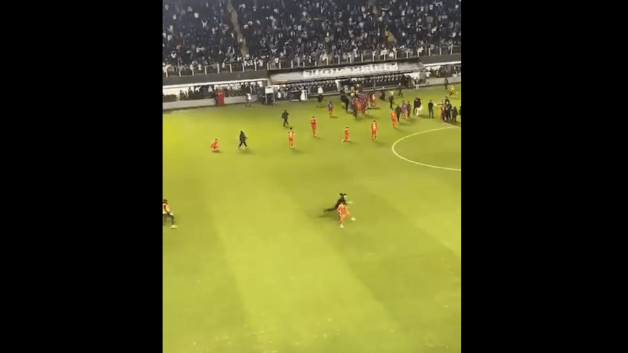 Torcedor do Santos invade campo para agredir jogador do La Calera - Reprodução/Twitter