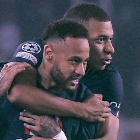 Mbappé abraça Neymar na comemoração de gol pelo PSG no duelo contra a Juventus pela Liga dos Campeões - ANNE-CHRISTINE POUJOULAT/AFP