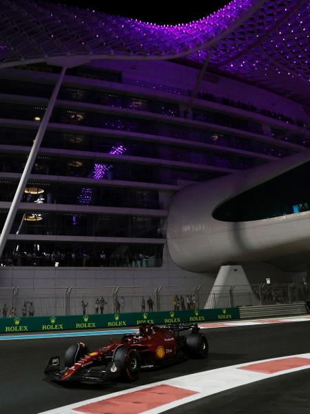 Charles Leclerc (Ferrari) em ação durante o treino de classificação do GP de Abu Dhabi de Fórmula 1 em 2022 - REUTERS/Leonhard Foeger