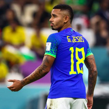 Gabriel Jesus se lesionou na partida entre Brasil e Camarões na Copa do Mundo do Qatar - Foto Olimpik/NurPhoto via Getty Images