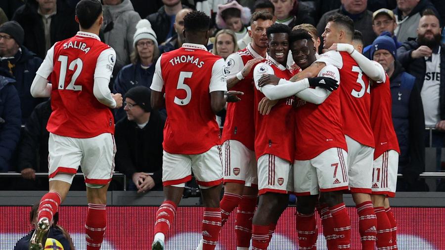 Jogadores do Arsenal celebram gol diante do Tottenham no clássico londrino - ADRIAN DENNIS / AFP