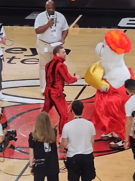 Conor McGregor derruba mascote do Miami Heat - Reprodução/Twitter