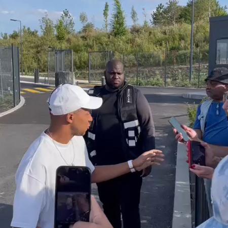 Mbappé fala com torcedores do PSG na França após ser excluído de viagem