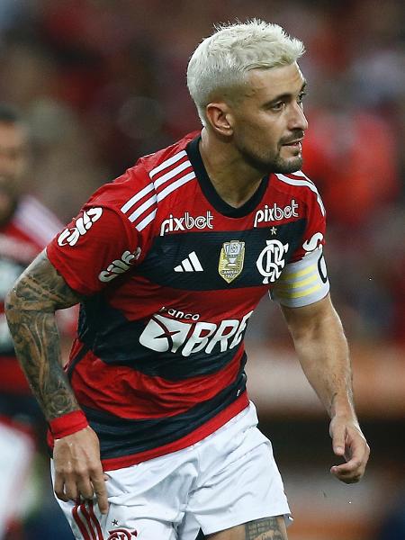 Arrascaeta comemora gol do Flamengo sobre o Grêmio em partida da Copa do Brasil