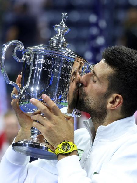 Novak Djokovic com o troféu de campeão do US Open de 2023